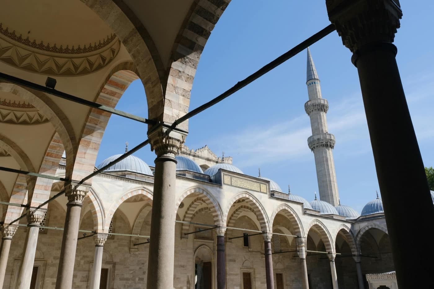 داخل مسجد واسع بقبة مزخرفة يواكب افتتاح المسار العلمي