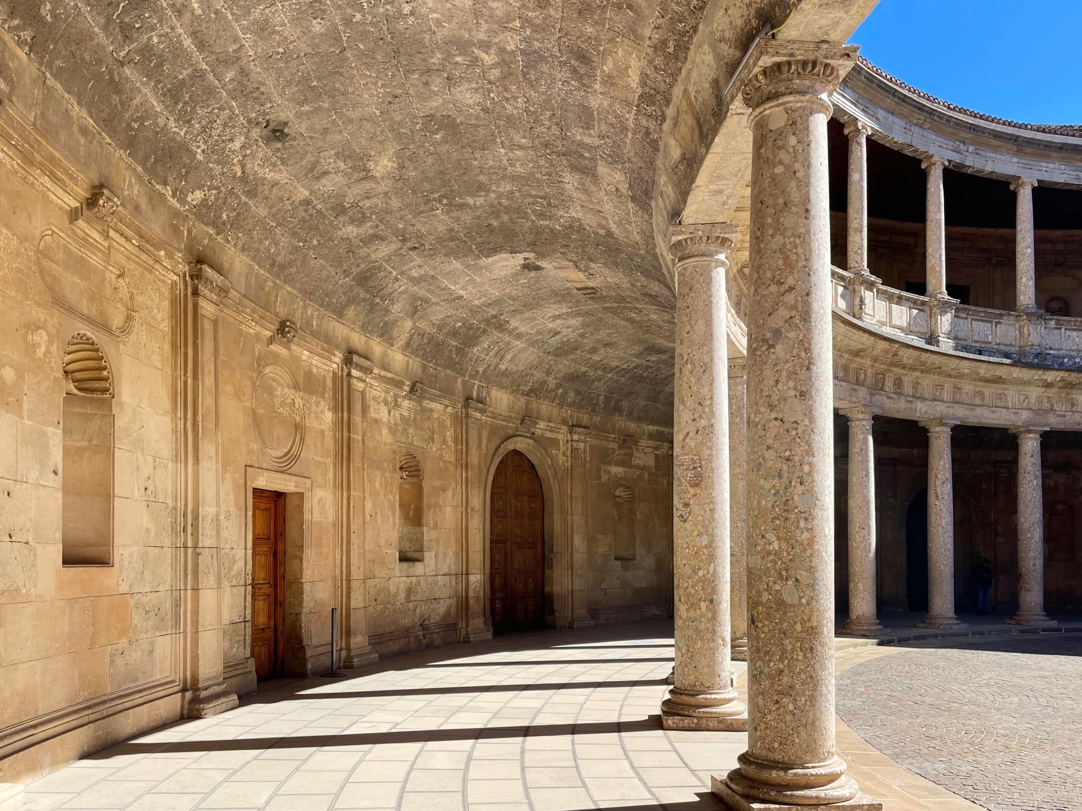 أروقة وأعمدة في فضاء هادئ