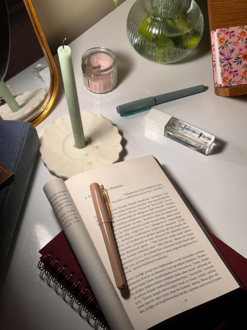مكتب دراسة هادئ مع كتاب مفتوح