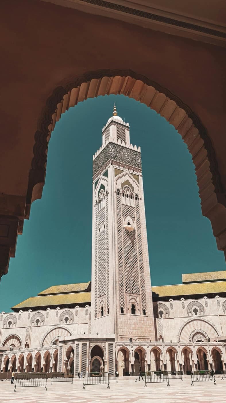 واجهة معمارية إسلامية مهيبة ترمز إلى الأفق المؤسسي والرسوخ الحضاري