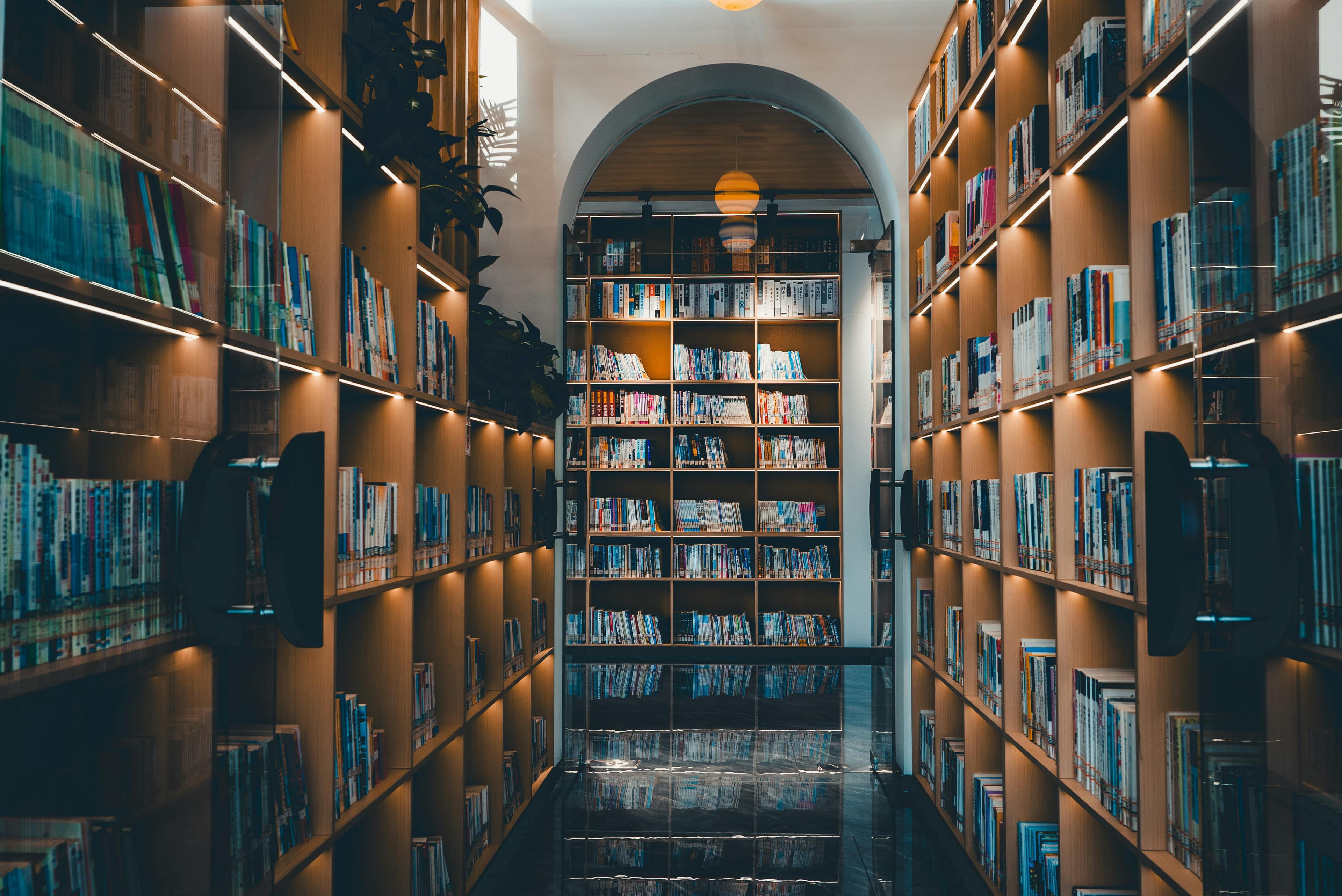 كتاب عربي موضوع بجوار حاسوب محمول في مساحة دراسة بسيطة تدل على التعلم الموجّه والذاتي